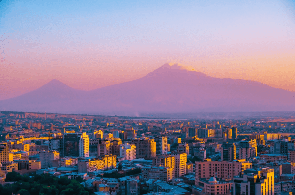 
                    Партизаны на улицах Еревана: как мы привлекли 600 первых пользователей за $50 с помощью плакатов            