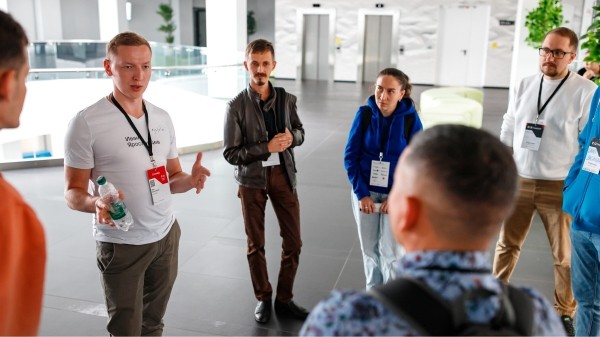 
                    Мобильное приложение для IT-конференции с чатами и планером докладов: кейс от идеи до результата            