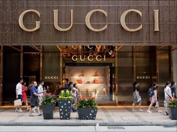 Gucci награждает эксклюзивными сумками и кошельками владельцев токенов бренда
Gucci награждает эксклюзивными сумками и кошельками владельцев токенов бренда