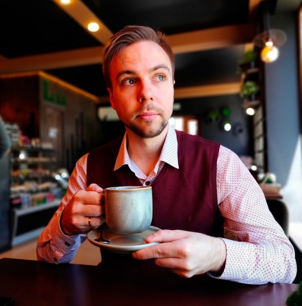 
                    Рынок подкастов в 2023. Как запустить и монетизировать подкаст. Александр Дяченко и Александр Глушков            