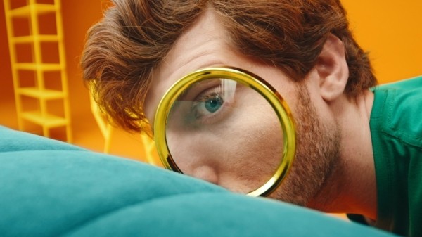 
                    Как мы покрасили циклораму в оранжевый и сделали 15 подходов к сценарию для рекламы &laquo;Первого Мебельного&raquo;            