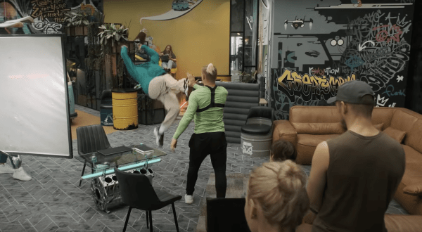 
                    Как мы устроили паркур в офисе и добрались до вершины башни Сбера            