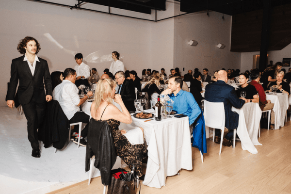 Создали фейковый профиль стейкхауса на Google картах и стали самым популярным рестораном в части города
Создали фейковый профиль стейкхауса на Google картах и стали самым популярным рестораном в части города