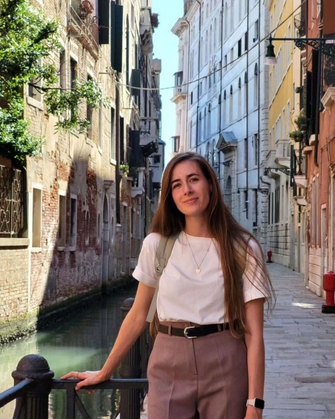 Диван из хлеба, валентинки в виде тараканов и хайп на конкурентах — как бренды делают кринж-рекламу
Диван из хлеба, валентинки в виде тараканов и хайп на конкурентах — как бренды делают кринж-рекламу