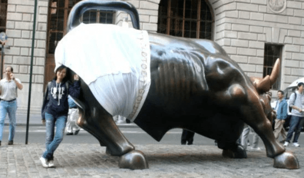 Натянуть трусы на быка. Пример успешного партизанского маркетинга
Натянуть трусы на быка. Пример успешного партизанского маркетинга