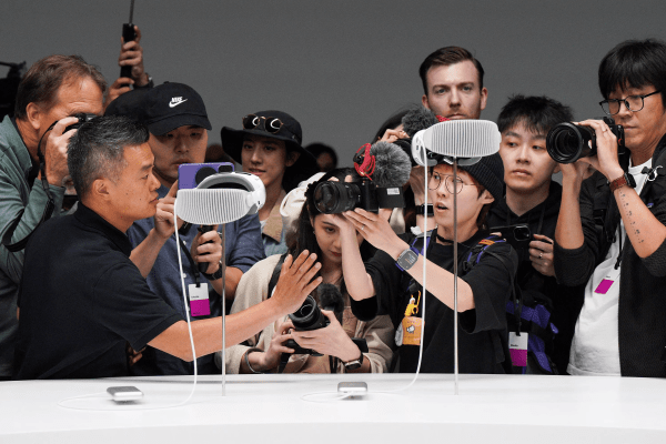 
                    Apple выпустила первую рекламу Vision Pro — гарнитура смешанной реальности поступит в продажу 2 февраля 2024 года 

    
        Статьи редакции
            

            