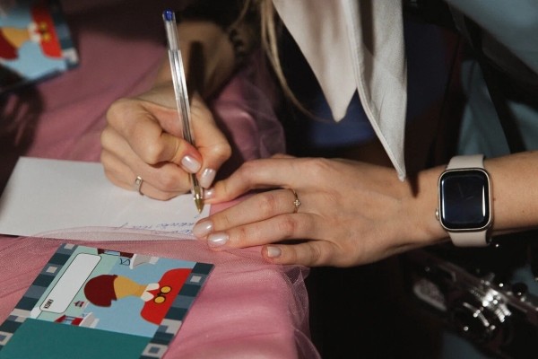 
                    Корпоратив в стиле Уэса Андерсона, или Как качественно закосить под кондитерскую Менделя и диван Тененбаумов            