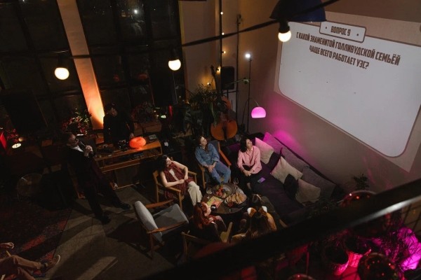 
                    Корпоратив в стиле Уэса Андерсона, или Как качественно закосить под кондитерскую Менделя и диван Тененбаумов            