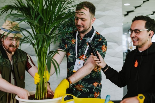 «Мир.Труд.Мобайл»: собрали 1500 разработчиков и дизайнеров из 12 стран на виртуальной даче и перепели Батарейку
«Мир.Труд.Мобайл»: собрали 1500 разработчиков и дизайнеров из 12 стран на виртуальной даче и перепели Батарейку