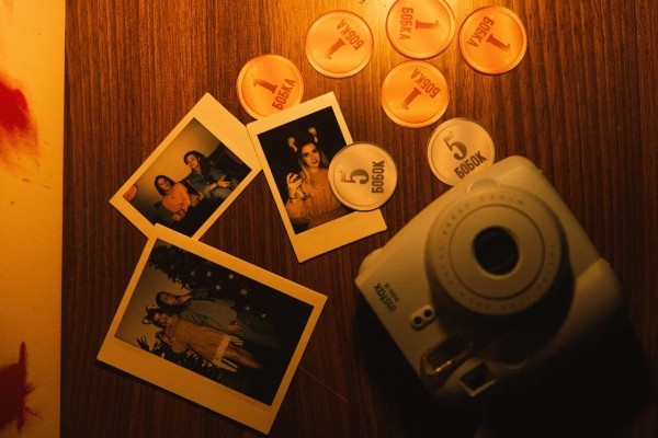 
                    Корпоратив в стиле Уэса Андерсона, или Как качественно закосить под кондитерскую Менделя и диван Тененбаумов            