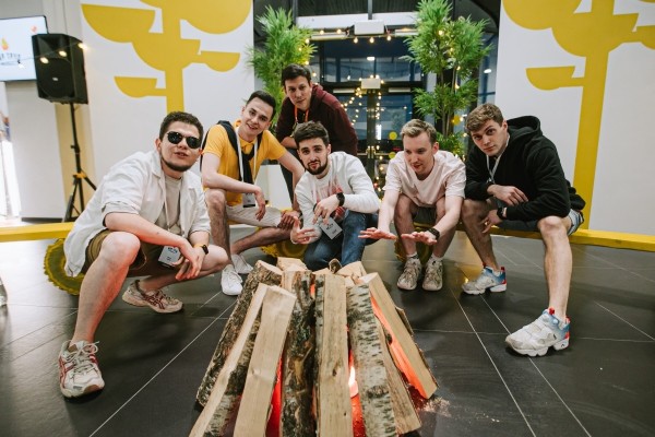 «Мир.Труд.Мобайл»: собрали 1500 разработчиков и дизайнеров из 12 стран на виртуальной даче и перепели Батарейку
«Мир.Труд.Мобайл»: собрали 1500 разработчиков и дизайнеров из 12 стран на виртуальной даче и перепели Батарейку