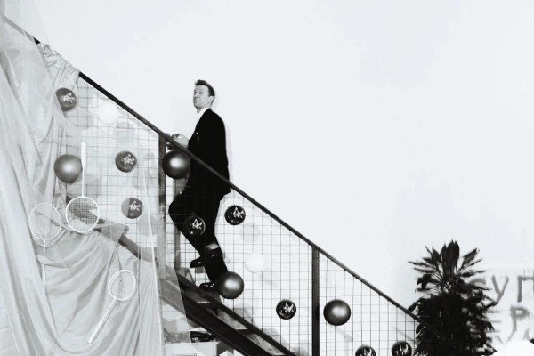 
                    Корпоратив в стиле Уэса Андерсона, или Как качественно закосить под кондитерскую Менделя и диван Тененбаумов            