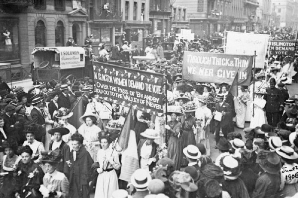 
                    От забастовок до обнажения: самые известные PR-акции феминисток            