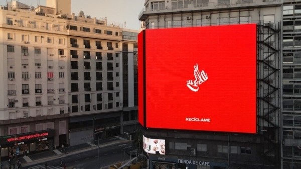 
                    Зачем Coca-Cola «раздавила» свой логотип впервые за 83 года? Экологичный путь великих брендов            