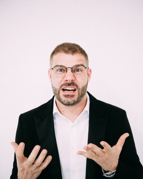 
                    Бизнес-приключения в Эмиратах и Африке: как купить золото в Африке на 700 тысяч долларов и вернуться домой ни с чем            