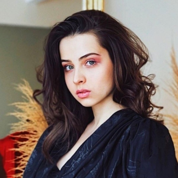 
                    9 рабочих ситуаций, когда наши девчонки помогли Рыбе остаться на плаву            