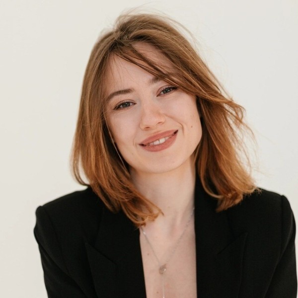 
                    9 рабочих ситуаций, когда наши девчонки помогли Рыбе остаться на плаву            